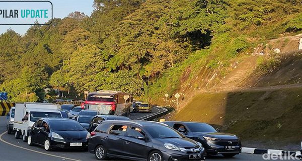 Horor! Macet Tiga Kilometer di Jalur Puncak