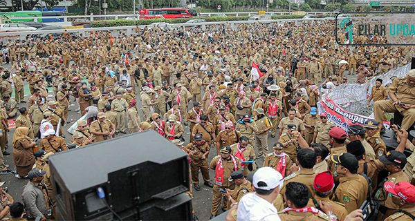 Kades Cs Ramai-Ramai Demo di Dekat Monas