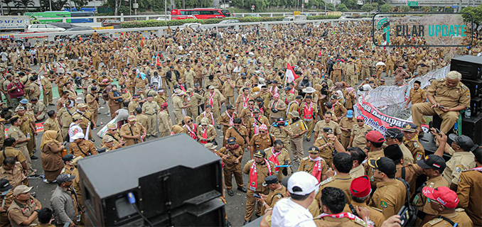 Kades Cs Ramai-Ramai Demo di Dekat Monas