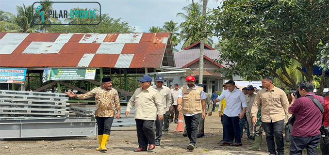 Prabowo Sentil Pejabat Hanya Foto-Foto Datang ke Lokasi Bencana Banjir Sumatera