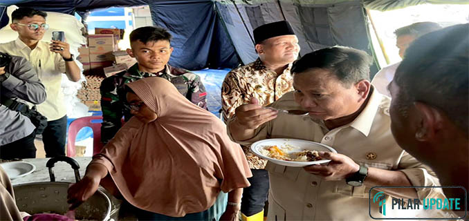Presiden Prabowo Cicipi Nasi Goreng di Posko Pengungsian Agam, Enak!