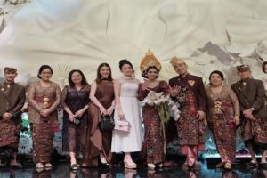 Gaya Artis di Pernikahan Anak Bos Bali, Nagita Memukau Pakai Dress Kuning