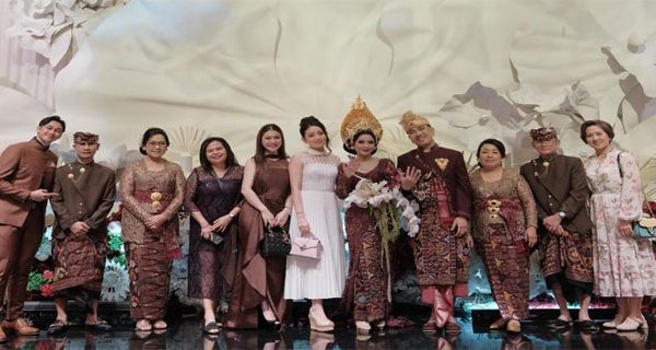 Gaya Artis di Pernikahan Anak Bos Bali, Nagita Memukau Pakai Dress Kuning