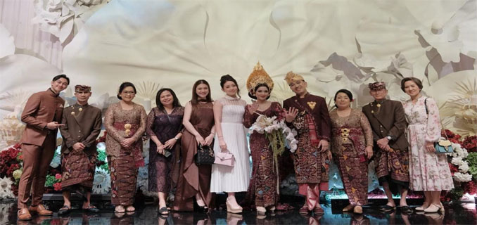 Gaya Artis di Pernikahan Anak Bos Bali, Nagita Memukau Pakai Dress Kuning